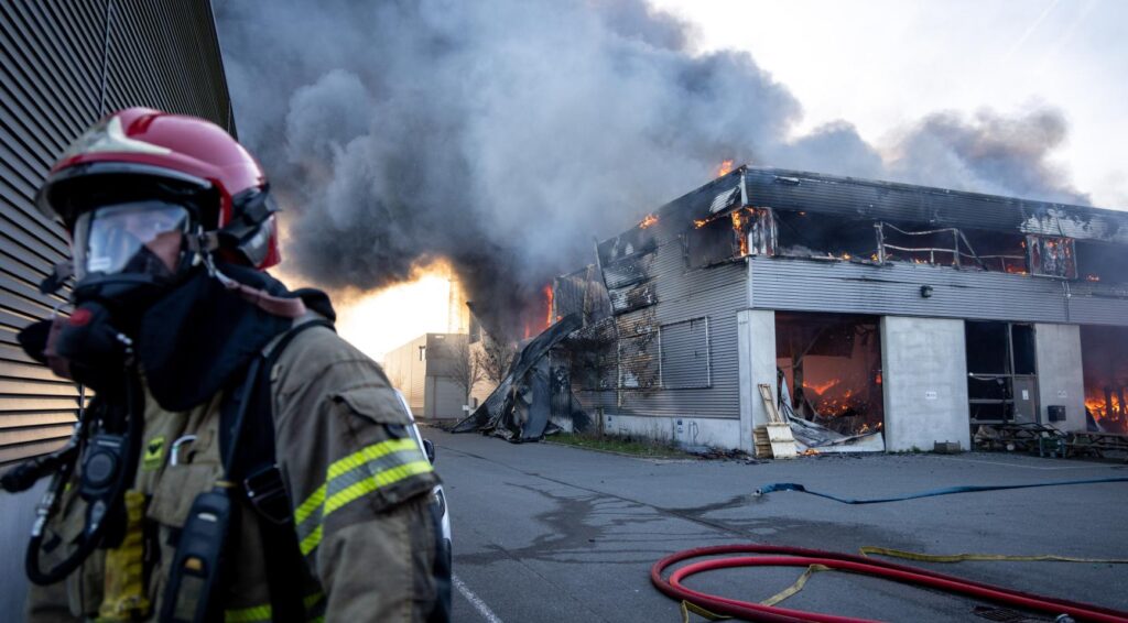 Grote brand in Amsterdam nabij Felyx deel scooters en bestelwagen