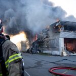 Grote brand in Amsterdam nabij Felyx deel scooters en bestelwagen