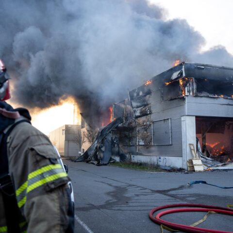 Grote brand in Amsterdam nabij Felyx deel scooters en bestelwagen