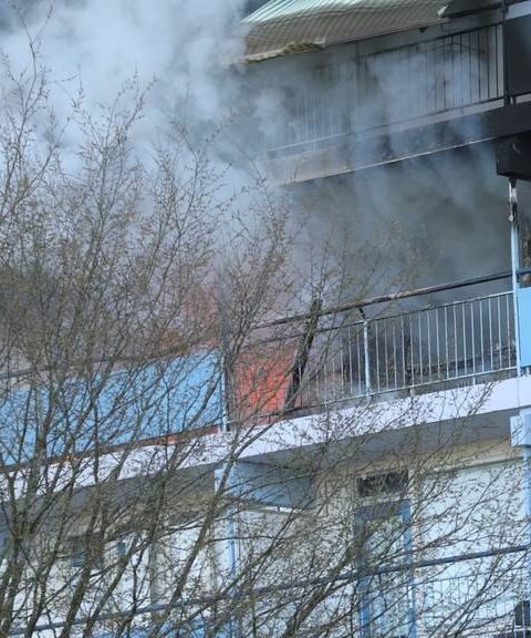 Grote brand in flat in Bergen op Zoom, één gewonde naar ziekenhuis vervoerd