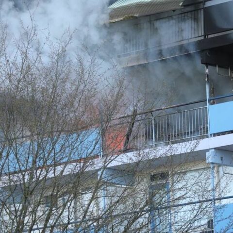 Grote brand in flat in Bergen op Zoom, evacuatie van bewoners gestart
