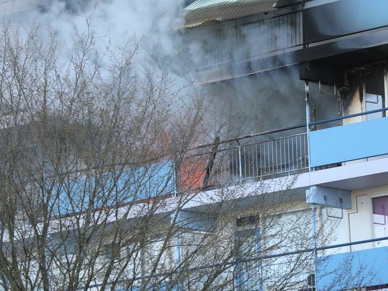 Grote brand in flat in Bergen op Zoom, evacuatie van bewoners gestart