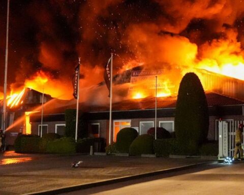 Grote brand in industrieterrein Someren: drie loodsen in brand en gedeeltelijk ingestort