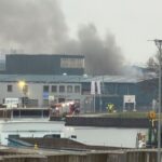 Grote brand in loods met gevaarlijke stoffen bij afvalverwerker in Maastricht
