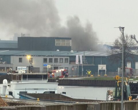Grote brand in loods met gevaarlijke stoffen bij afvalverwerker in Maastricht