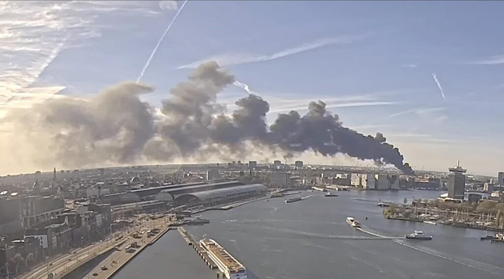 Grote brand uitgebroken in opslag van elektrische scooters in Amsterdam