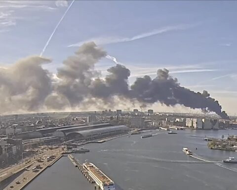 Grote brand uitgebroken in opslag van elektrische scooters in Amsterdam