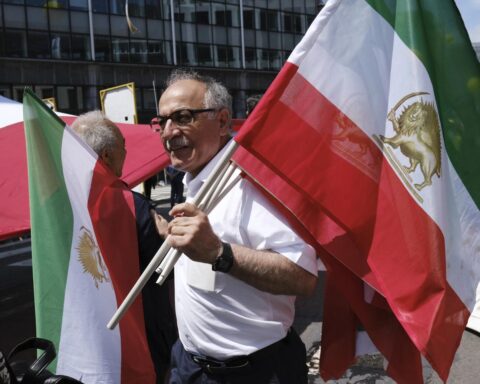 Honderden demonstreren in Amsterdam tegen oorlog in Iran