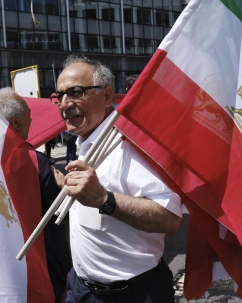 Honderden demonstreren in Amsterdam tegen oorlog in Iran