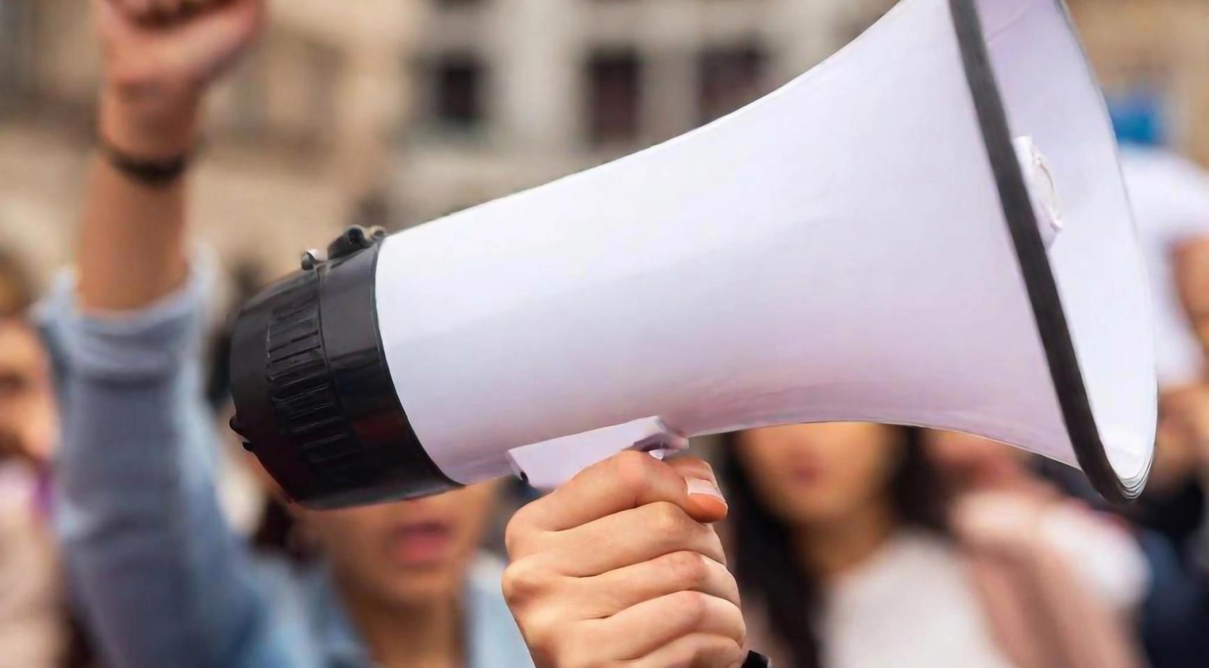 Honderden demonstreren tegen racisme en fascisme op de Dam in Amsterdam