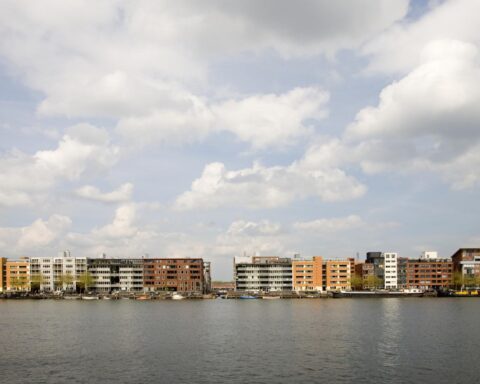 Huizen kosten niet altijd minder voor huiseigenaren dan voor huurders; jonge huiseigenaren betalen vaak meer