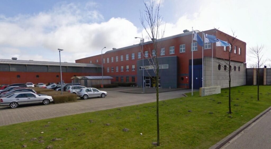 Inmate steekt bewaker neer en neemt haar als gijzelaar in penitentiaire inrichting Heerhugowaard