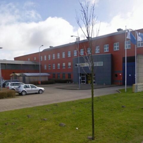 Inmate steekt bewaker neer en neemt haar als gijzelaar in penitentiaire inrichting Heerhugowaard