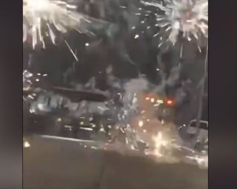 Jongeren bekogelen politie en stadsbus met vuurwerk in Utrechtse wijk Overvecht