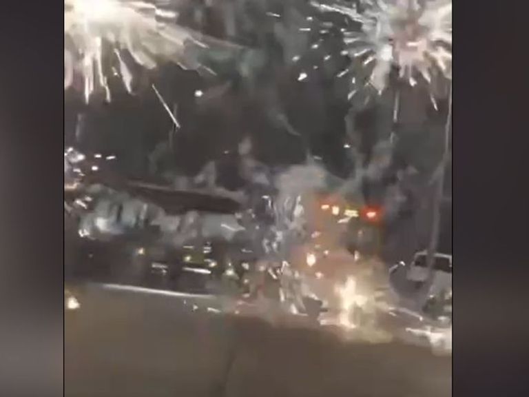 Jongeren bekogelen politie en stadsbus met vuurwerk in Utrechtse wijk Overvecht