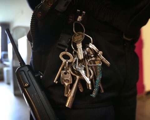 Kabinet blijft bij proef met tablets voor gedetineerden