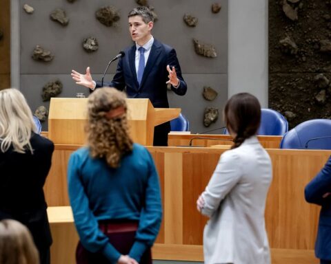 Kabinet heeft moeite met standpunt over aanval op Iran, Kamer verdeeld