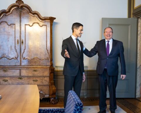 Kabinet staakt werk aan AOW-plan, richt zich op luisterende aanpak