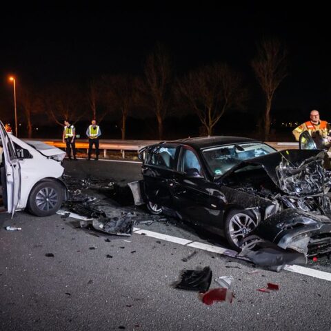 Kettingbotsing met vijf voertuigen op de A12 bij Babberich leidt tot drie gewonden