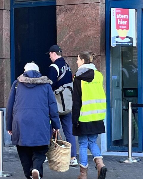 Kiezers in Amsterdam, Rotterdam, Den Haag en Utrecht stemmen opnieuw in laag percentage bij gemeenteraadsverkiezingen