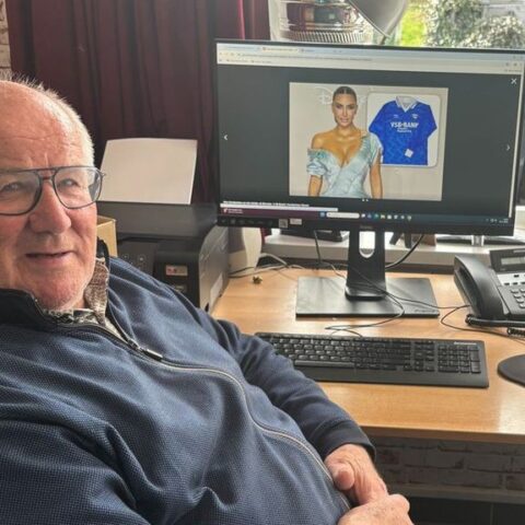 Kim Kardashian verkoopt oud voetbalshirt van Nederlandse amateurclub RKSVM
