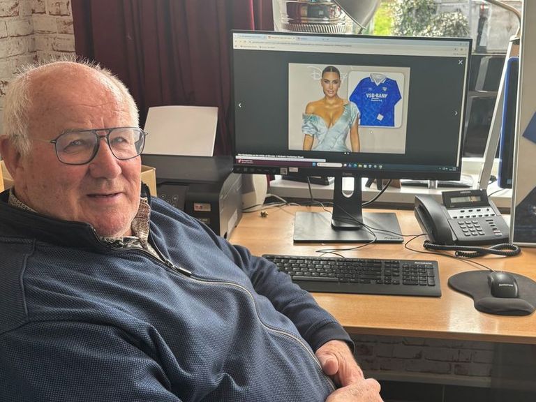 Kim Kardashian verkoopt oud voetbalshirt van Nederlandse amateurclub RKSVM