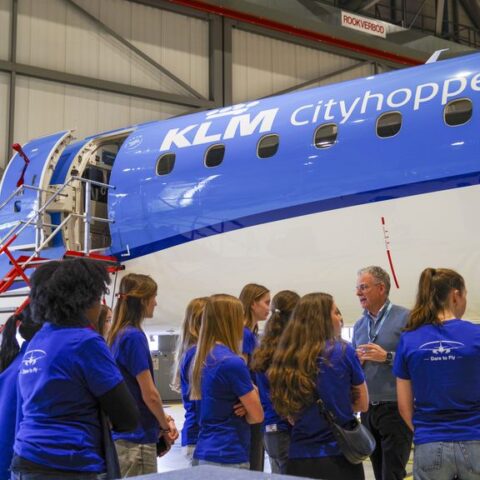 KLM Cityhopper verwelkomt dertig meisjes om interesse voor luchtvaart te stimuleren