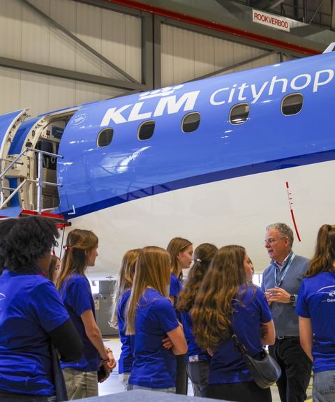 KLM Cityhopper verwelkomt dertig meisjes om interesse voor luchtvaart te stimuleren