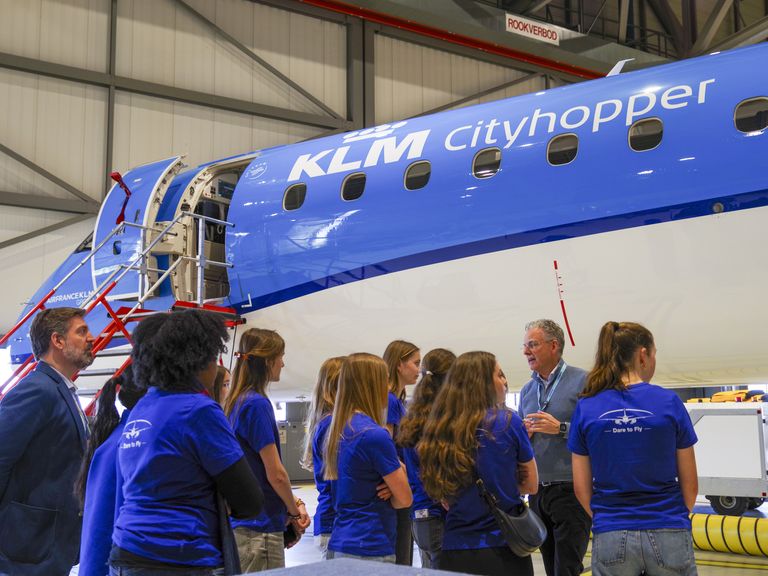 KLM Cityhopper verwelkomt dertig meisjes om interesse voor luchtvaart te stimuleren