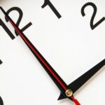 Klokken in Nederland en andere Europese landen verzet naar zomertijd te midden van debat over tijdswijziging