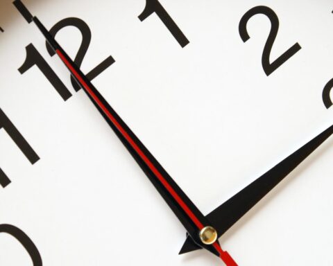 Klokken in Nederland en andere Europese landen verzet naar zomertijd te midden van debat over tijdswijziging