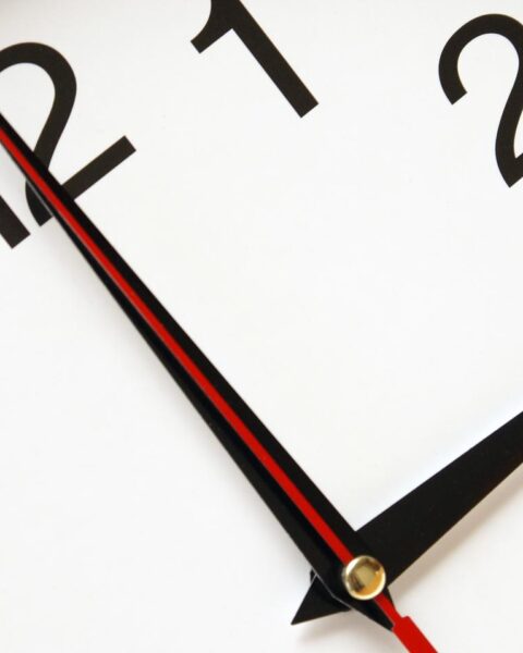 Klokken in Nederland en andere Europese landen verzet naar zomertijd te midden van debat over tijdswijziging