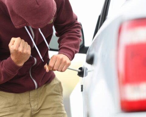 Man aangehouden in Enschede na tientallen autodiefstallen in Nederland