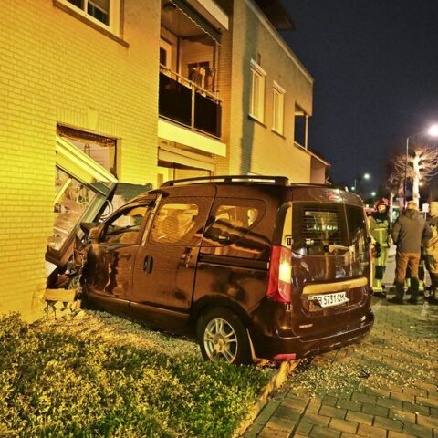 Man aangehouden na auto-ongeluk tegen woning in Hapert, niemand gewond