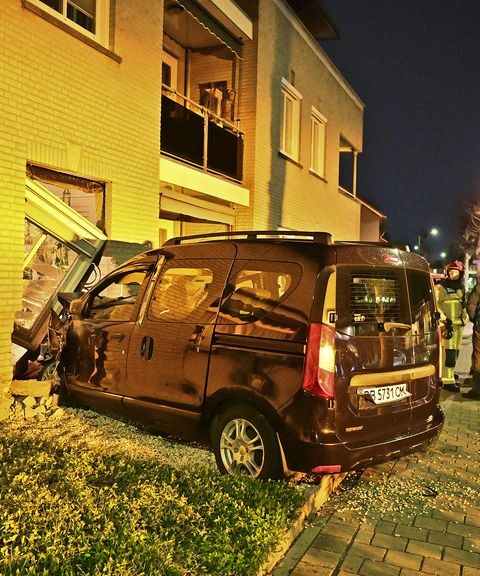 Man aangehouden na auto-ongeluk tegen woning in Hapert, niemand gewond