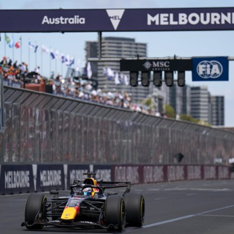 Max Verstappen stijgt van 20e naar 6e plaats; George Russell wint Australische openingsronde