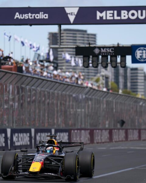 Max Verstappen stijgt van 20e naar 6e plaats; George Russell wint Australische openingsronde