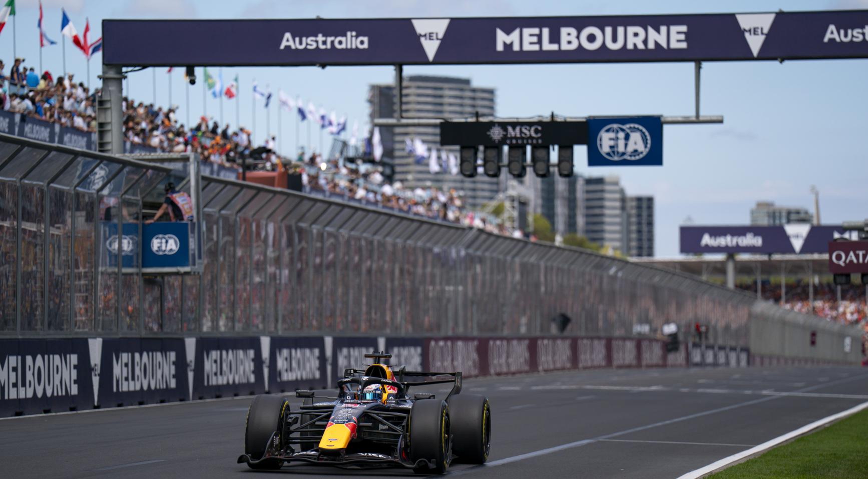 Max Verstappen stijgt van 20e naar 6e plaats; George Russell wint Australische openingsronde