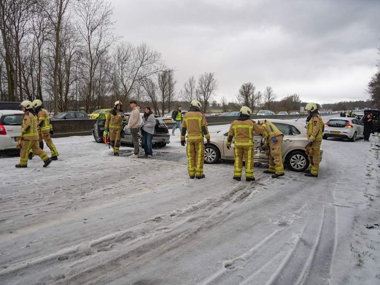 Meerdere ongevallen door hagelbuien op de A28 tussen Eelde en Haren
