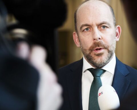 Minister vraagt gemeenten dringend om noodopvang voor asielzoekers