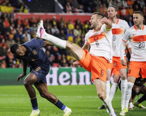 Nederland speelt gelijk tegen Ecuador voor het WK, Zweden voegt zich bij hun groep
