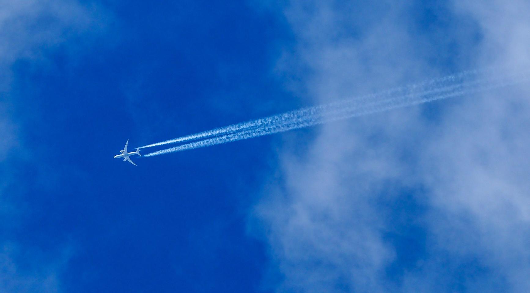 Nederland verscherpt reisadviezen na aanvallen op Iran; Vluchten geannuleerd, ambassades sluiten