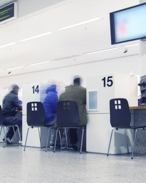 Nederlandse ambtenaren organiseren landelijke staking aanstaande dinsdag vanwege loonsverlaging in 2026