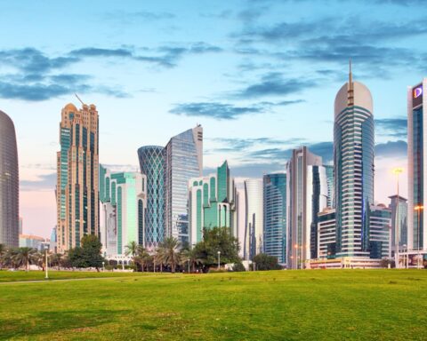 Nederlandse burgers in Qatar en de VAE aangespoord om te schuilen terwijl Iran aanvallen uitvoert, vluchten opgeschort