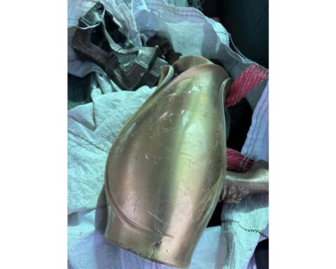 Nederlandse grenscontrole pakt grafrovers met urnen en ornamenten gestolen uit Duitse begraafplaats