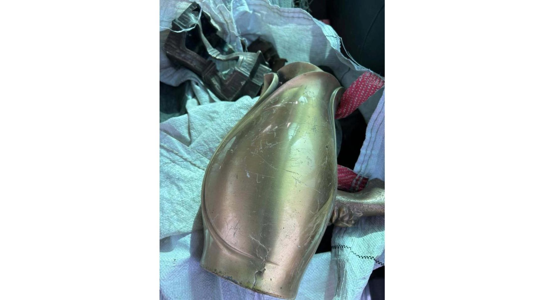 Nederlandse grenscontrole pakt grafrovers met urnen en ornamenten gestolen uit Duitse begraafplaats