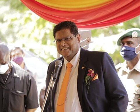 Nederlandse koning en premier reageren op plotselinge dood van voormalige Surinaamse president Chan Santokhi