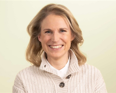 Nederlandse minister roept op tot besparingen en eenvoudiger plannen voor woningbouw