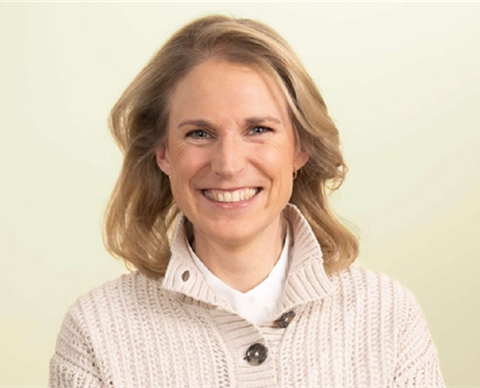 Nederlandse minister roept op tot besparingen en eenvoudiger plannen voor woningbouw