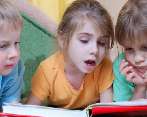 Nederlandse scholen sluiten zich aan bij nieuwe uitgever om kosten te verlagen en duurzaamheid te verbeteren